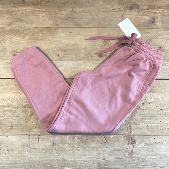 NWT- Fabletics Eco Go-To Sweatpant - Orchid Smoke (27” inseam)- Brand New!!! - Picture 2 of 9